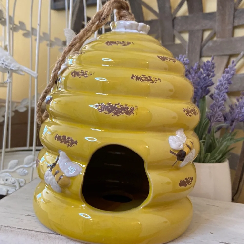 NEW! Cottage Farmhouse Distressed Bumblebee Queen Bee Beehive Ceramic Birdhouse - Picture 9 of 9